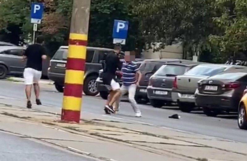 Momentul în care cei doi tineri îl agresează pe taximetrist