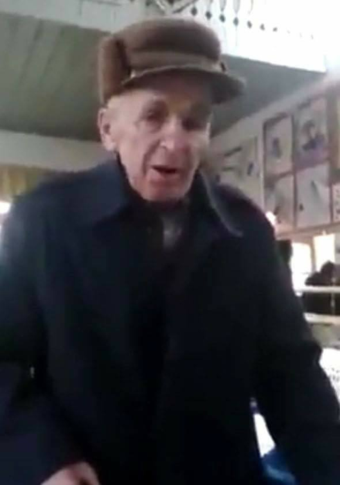 Un bunic de 102 ani, viral după ce a spus o poezie desprinsă din zilele noastre! Cât adevăr și ce tristețe!
