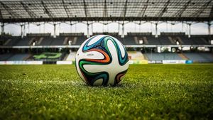 Un fotbalist a fost amendat cu 1.000 de euro pentru că a sărutat mingea