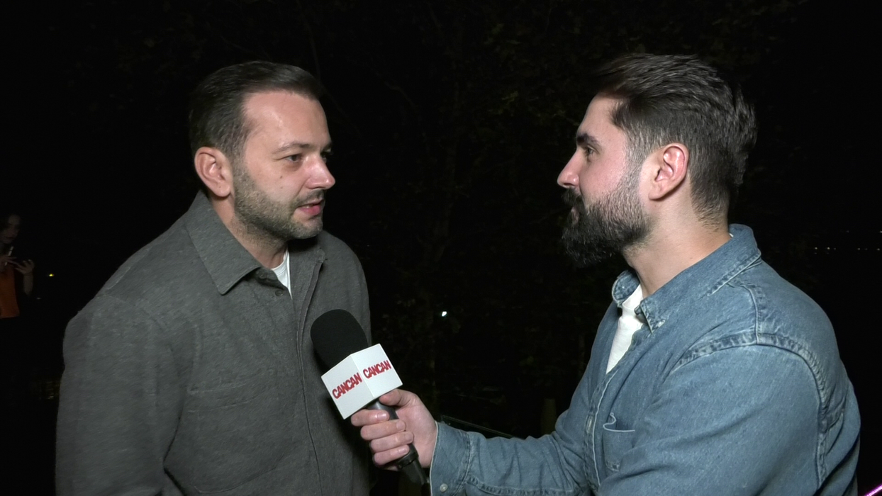 Mihai Morar: "Problema nu e ce faci pe rețelele astea, ci cu cine te bagi. Că dacă te bagi cu tot felul de TikTokeri, cu tot felul de golănași, de șmecherași, aia e problema, că începi să fii oglinda lor. Ai văzut că în TikTok ecranul e împărțit ca la televiziuni, în două. Dar de fapt nu e împărțit în două, e în oglindă. Cu cine intri în live pe TikTok, cu ăla te asemeni!"
