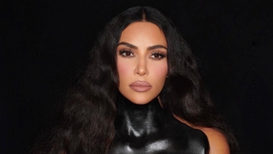 Accesoriul bizar cu care a fost surprinsă Kim Kardashian la piscină. Fanii, confuzi când au văzut-o aşa