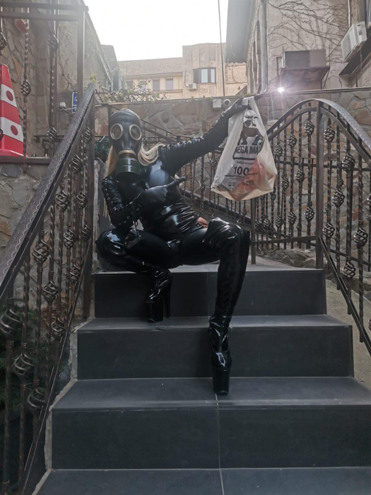„Înghițitoarea de flăcări” a ieșit din casă mulată în latex negru, cu masca de gaze pe față