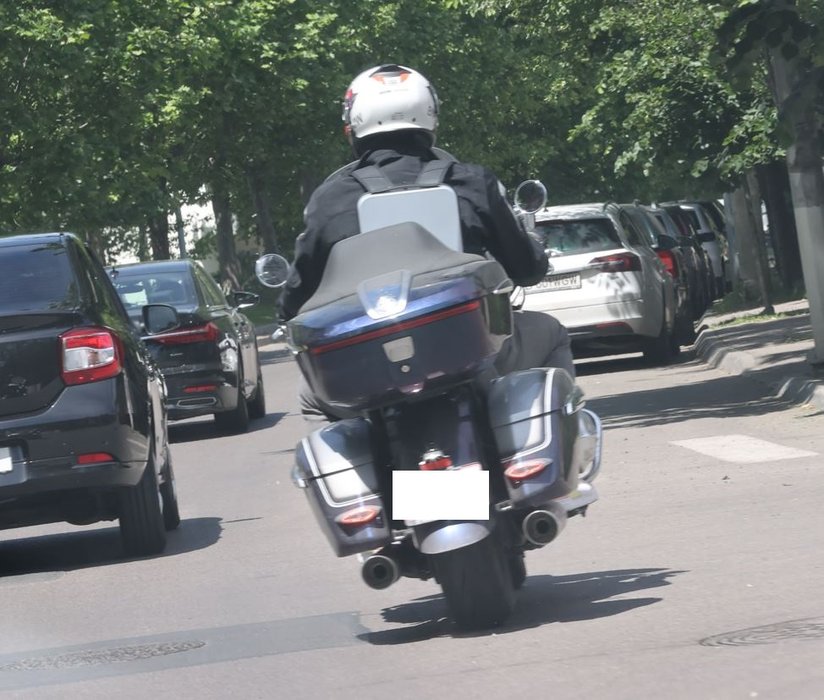 Cabral depășește duba și își vede de drum (Foto: CANCAN.RO)