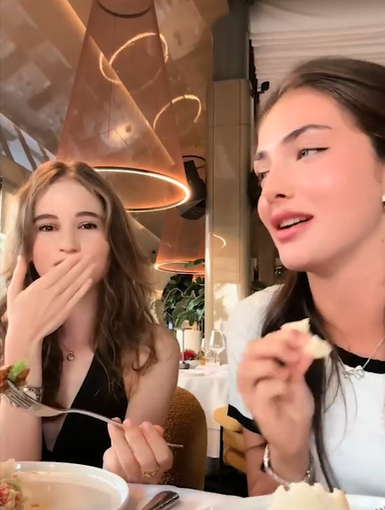 De câți ani se cunosc Irina Columbeanu și Andreea Bostănică, de fapt. Au ieșit la restaurant și șatena a gafat din nou!