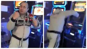 A distrus, live pe Facebook, un aparat dintr-o sală de jocuri! Scene incredibile în Vâlcea. A pierdut 140.000 de lei și...