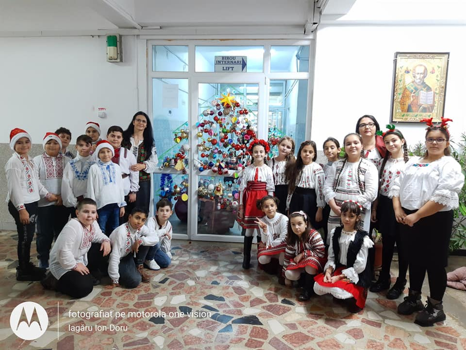 Aproape 140 de copii au participat la împodobirea bradului inedit