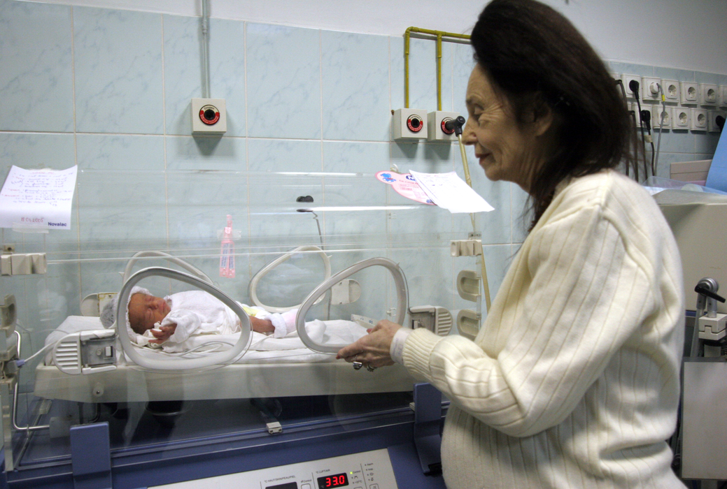 Adriana Iliescu şi fiica ei în 2005, imediat după naşterea Elizei
