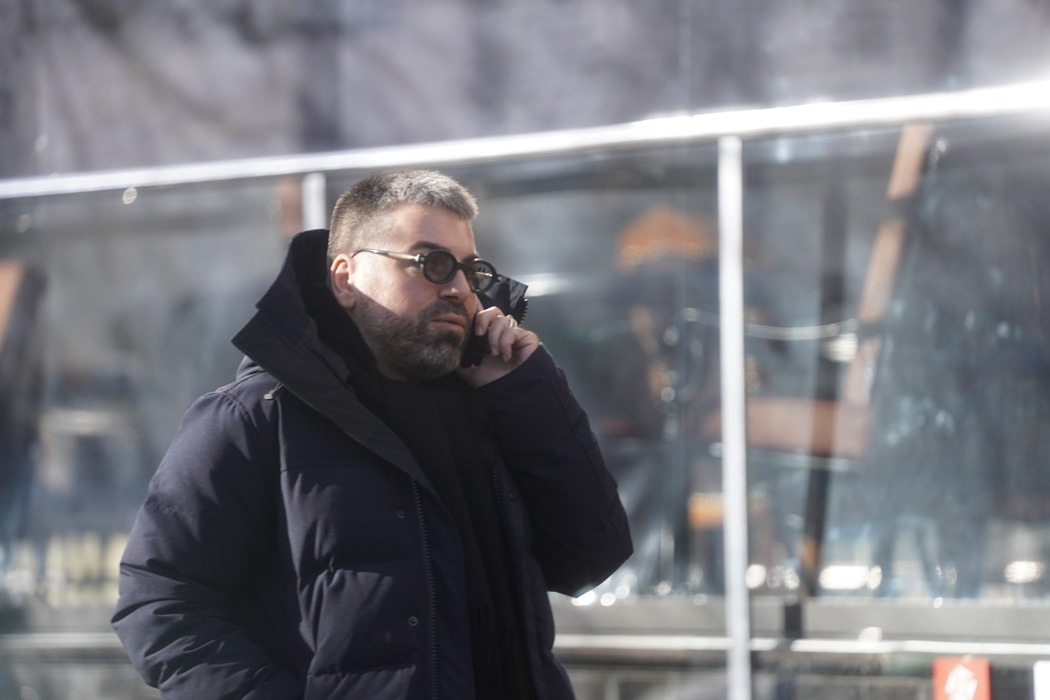 Maurice Munteanu, preocupat de o convorbire telefonică (Foto: CANCAN.RO)