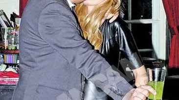 Andreea Banica si Lucian Mitrea se comporta ca doi adolescenti. S-au retras intr-un colt ca sa se giugiuleasca