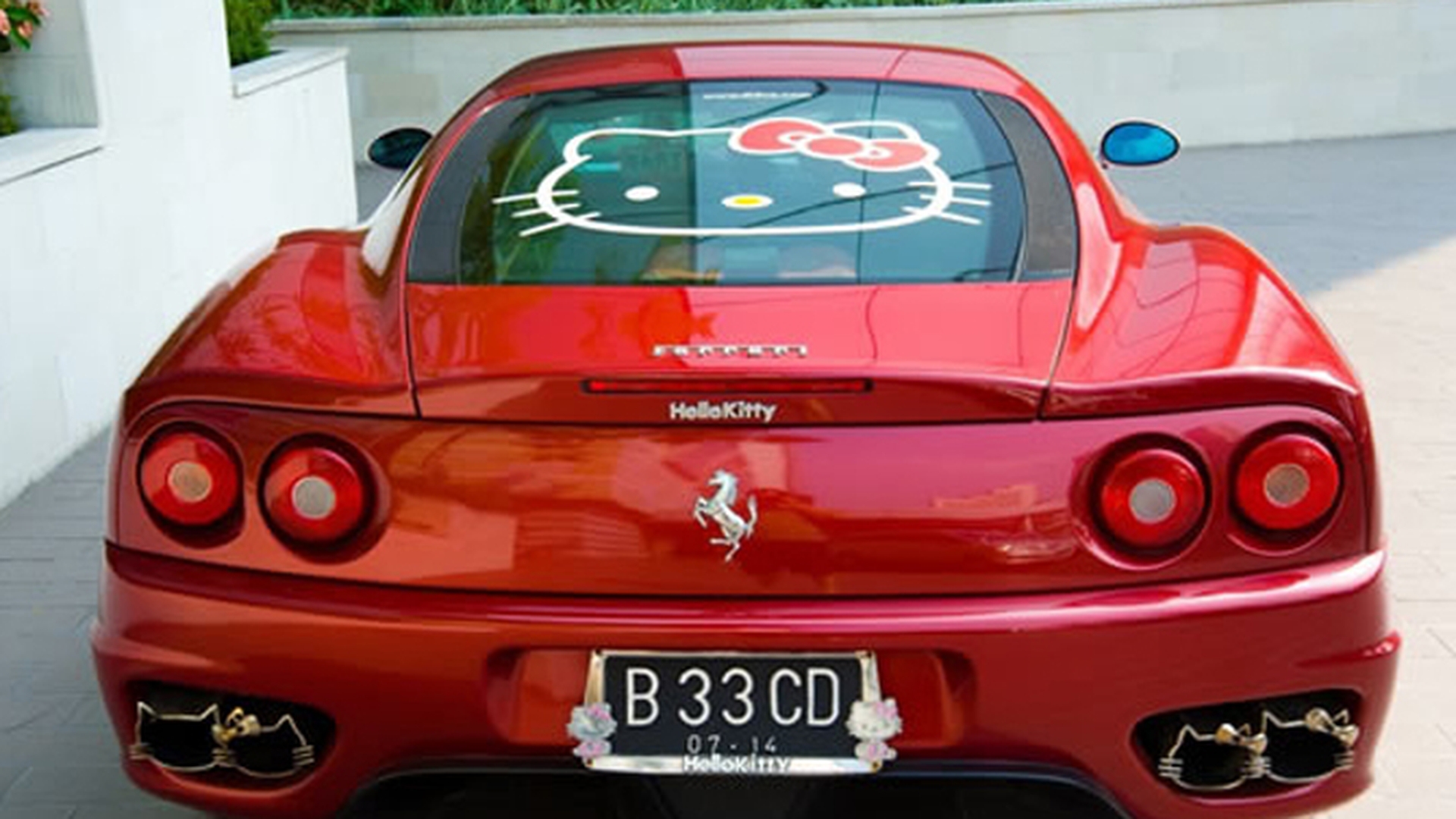 VIDEO A distrus un Ferrari 360 Modena pentru a-l decora cu... Hello Kitty!