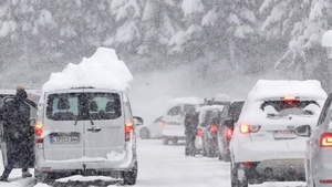 Alertă meteo! Ninsori abundente și cod roșu de vânt puternic, în mai multe zone din România