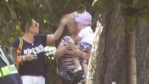 Luminita Anghel are ajutor de nadejde. Vezi imagini haioase cu Filip care isi baga mana direct in gura bunicii!