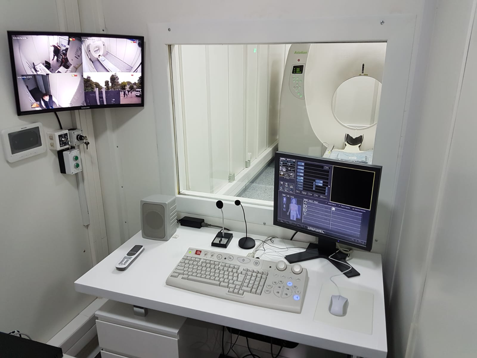 Acest computer tomograf ultraperformant (CT) este înzestrat cu un soft special care care permite depistarea pe loc a infectării cu COVID 19.