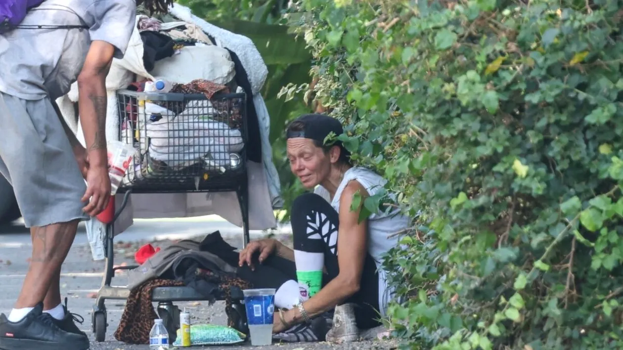 Ex focoasa blondă, surprinsă cerșind și scotocind prin gunoaie. Imagini greu de privit