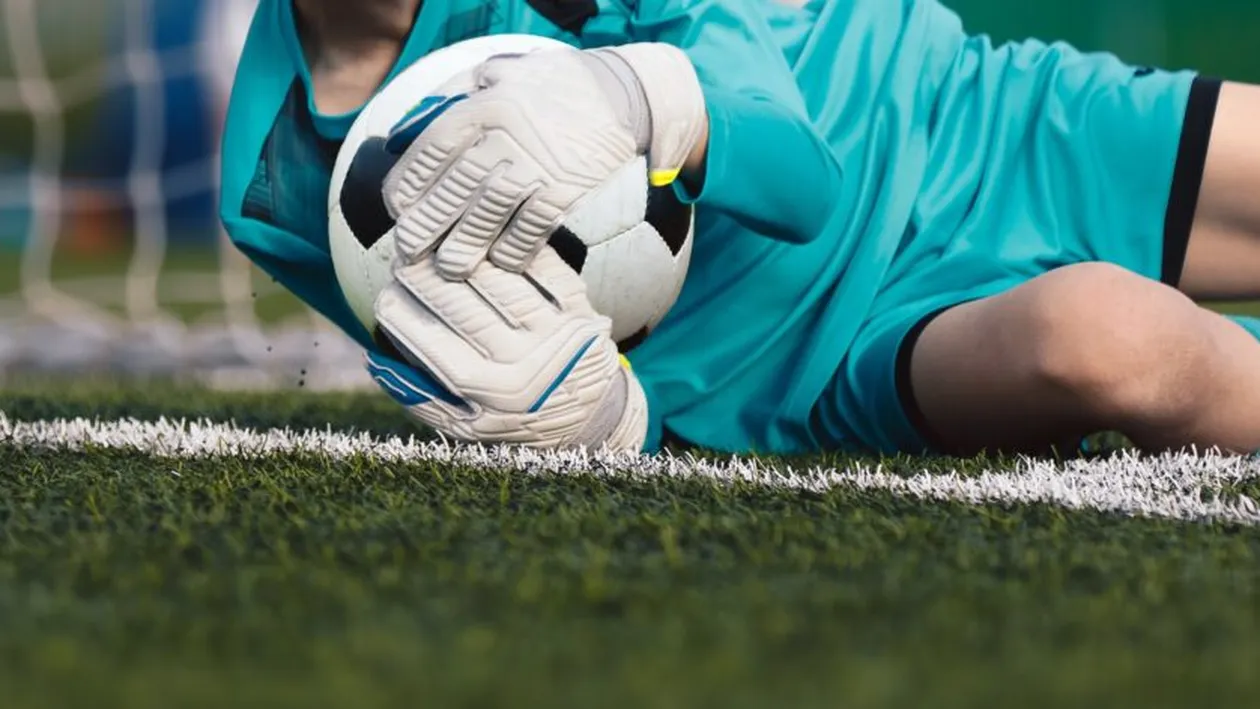 Fotbalist, SUSPENDAT 30 de ani pentru agresarea unui arbitru: „Să o ia razna în altă parte”