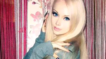 Adevarata fata a femeii Barbie! Cum arata de fapt in realitate, fara pic de machiaj, imbracata doar cu un top, la sala!