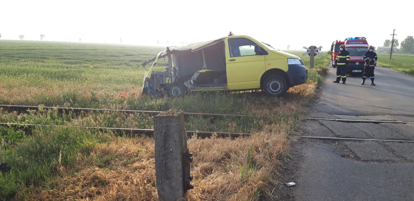 Autoutilitară lovită de tren în județul Olt. Bilanțul victimelor