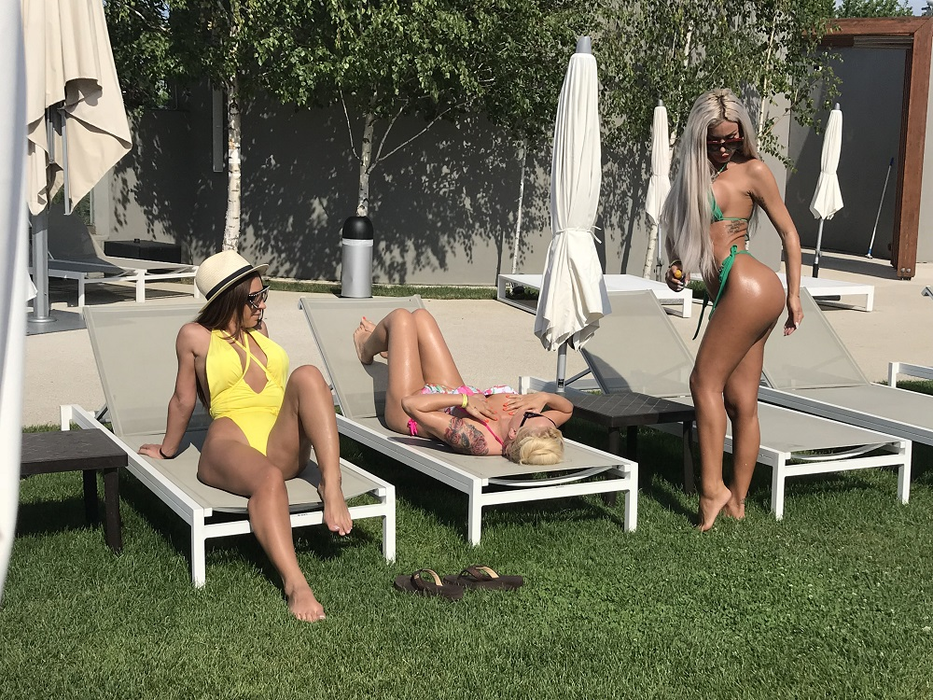 Loredana Chivu, Simona Trască și Denisa Despa, apariție de senzație la o piscină din Capitală