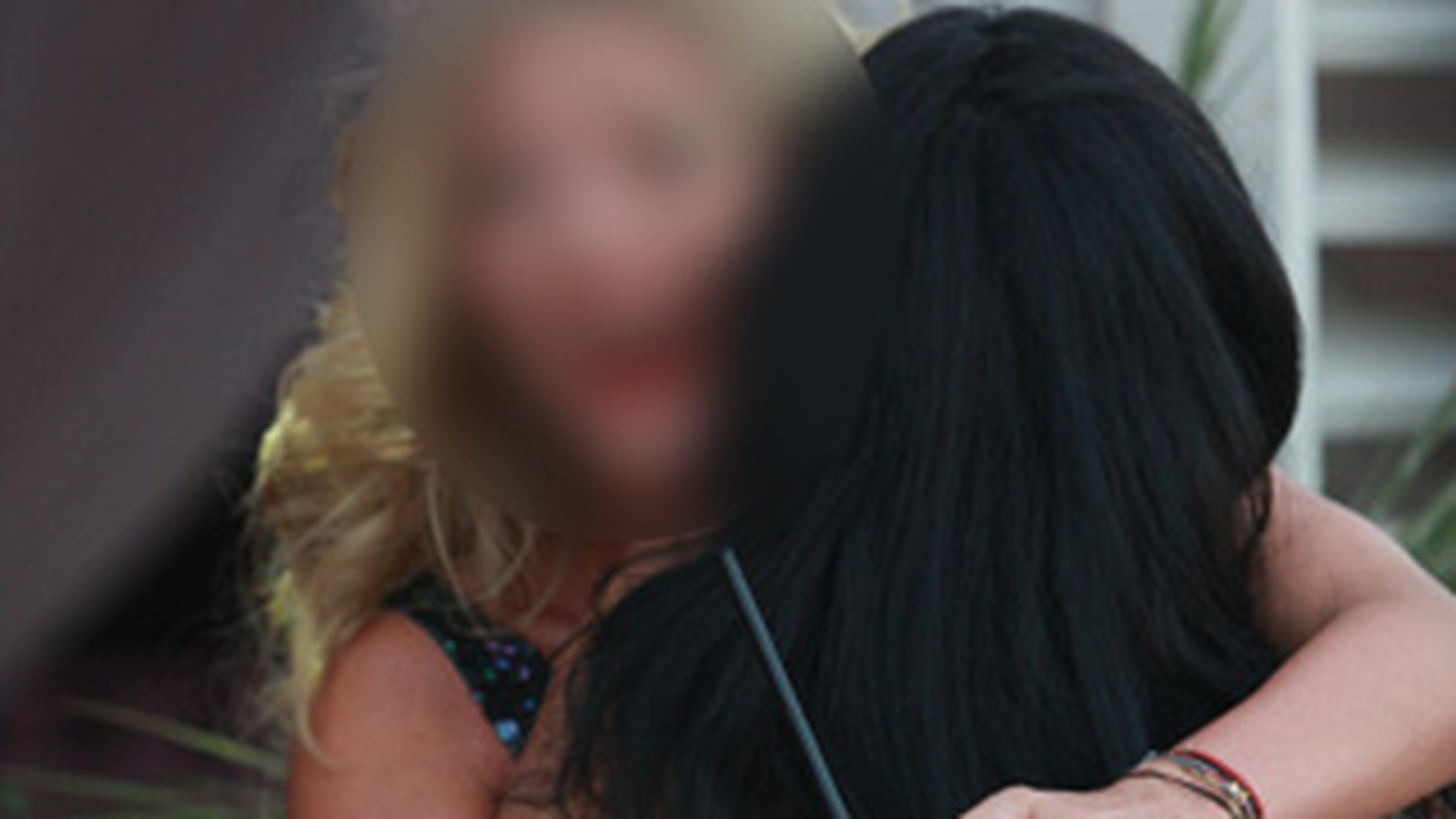 Iubire mare intre o blonda sI o bruneta. Intra aici sa vezi doua vedete care au dat frau liber sentimentelor, in public
