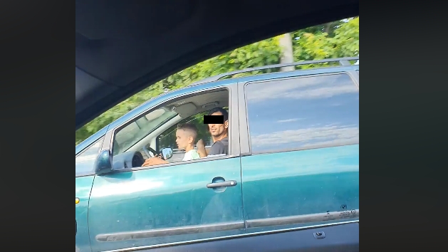 Ce a pățit un șofer care a sunat la 112 după ce a filmat un copil care conducea o mașină pe DN1