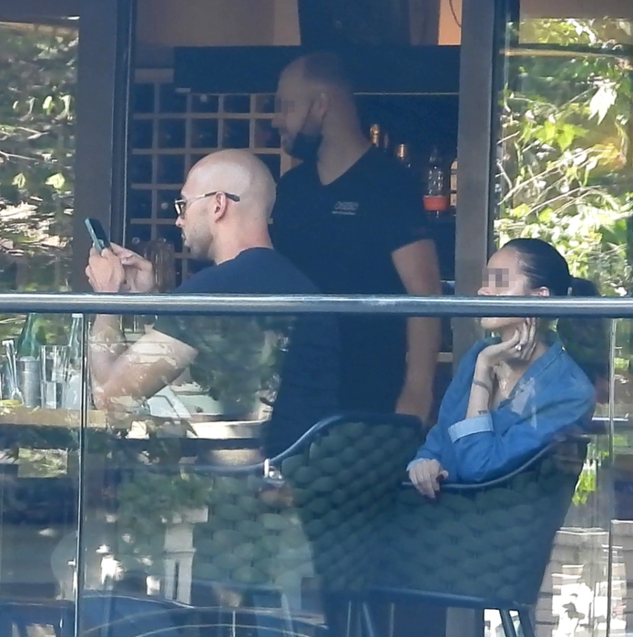 Andrew Cobra Tate, fratele celebrului Tristat Tate, a făcut o ședință foto chiar pe terasa unui restaurant din București