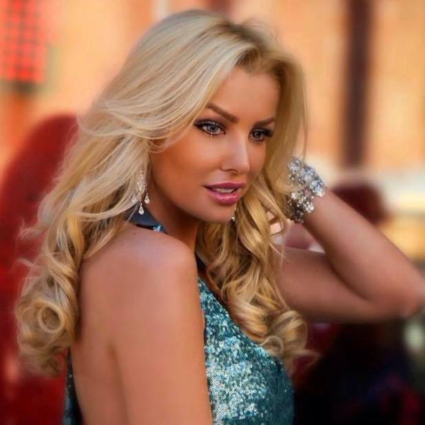 Cristina este model şi locuieşte în Italia.