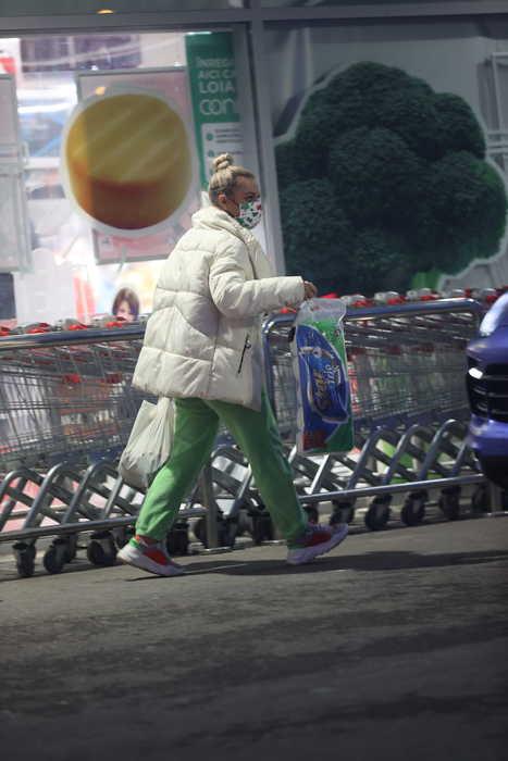 Cum arată Amna când are impresia că nu o vede nimeni "Bravo, ai stil" la treburi casnice!