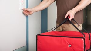 Un curier de 19 ani, bătut măr de un bărbat turbat de furie. Tânărul parcase pentru două minute pe locul acestuia