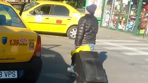 Aventurile lui Tudorel Popa prin Bucuresti! Merge cu tramvaiul si saluta soferii la trecerea de pietoni!