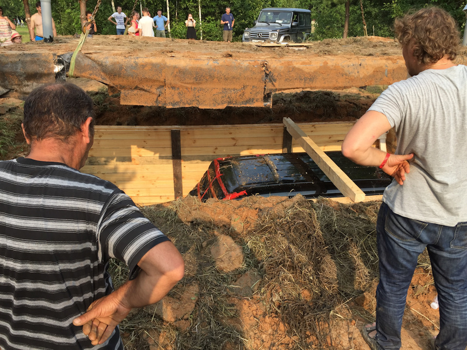 Gestul extrem al unui artist rus! A îngropat un automobil de lux la cinci metri adâncime, iar ce a urmat e halucinant