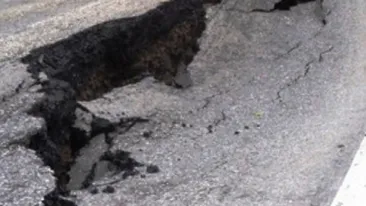 Drumul National 64, la iesirea din Baile Olanesti, s-a surpat pe un sens de circulatie