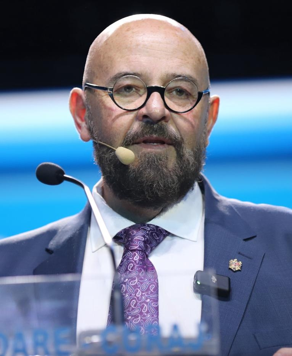 Piedone, mesaj VIRAL de Paște. Haterii au rămas fără cuvinte: ”Nu o să verific uleiul din candelă!”