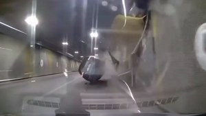 Imagini cu accidentul din Pasajul Unirii din București s-au viralizat. Ce greșeală majoră a comis șoferul care s-a „urcat” cu mașina pe perete
