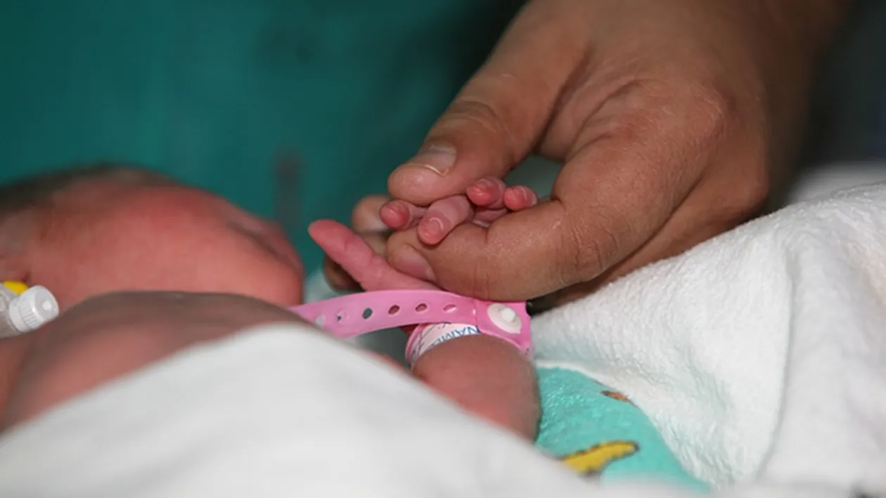 Caz revoltător la Iaşi! Un bebeluş este lăsat să moară în spital din cauza religiei!