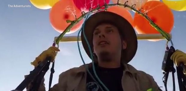 Acest tânăr a zburat cu ajutorul a 100 de baloane şi a unui scaun pliabil după ce s-a inspirat dintr-un film! Imaginile au ajuns virale într-un timp record