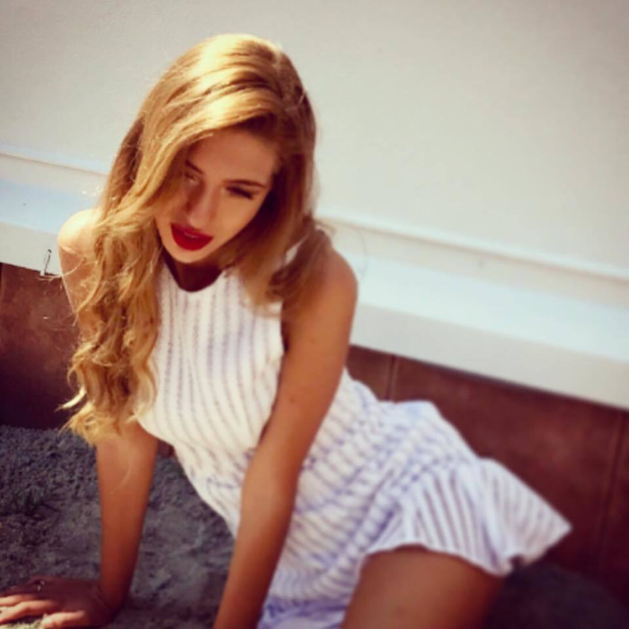 Laura Dincă, şedinţă foto în spatele casei! I-a arătat lui Cristian Boureanu cum se ”joacă” în nisip cât el e în închisoare