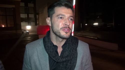 Bianca se roaga la Zidul Plangerii, Victor se plange ca e urmarit de sosia Biancai