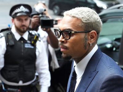 Ce pedeapsă a primit Chris Brown, după ce a lovit un producător muzical într-un club din Londra