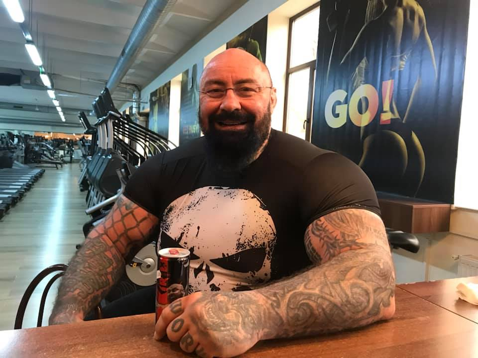Nici nu poți să te uiți! Provocarea anului vine de la Sandu Lungu: cum bea luptătorul de MMA 20 de ouă pe nerăsuflate! VIDEO