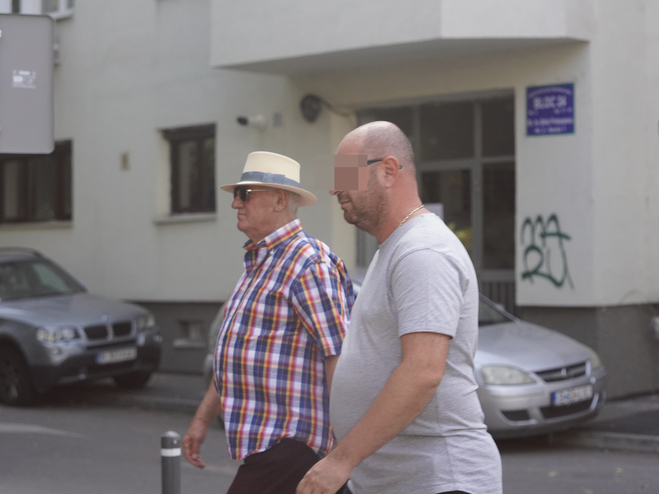 Dumitru Dragomir, la plimbare prin zona Dorobanți (Foto: CANCAN.RO)