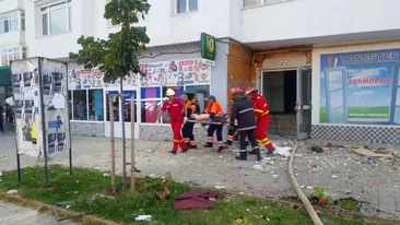 Imagini horror! Mai mulţi răniţi după ce un apartament a explodat, în Botoşani. Zeci de oameni au fost evacuaţi din bloc