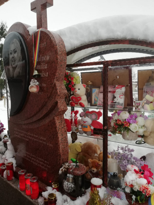Mormântul Denisei Manelista arată ca un veritabil muzeu