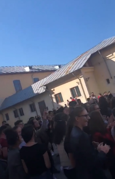 Elevii cer reangajarea paznicului care îi lăsa să iasă din liceu
