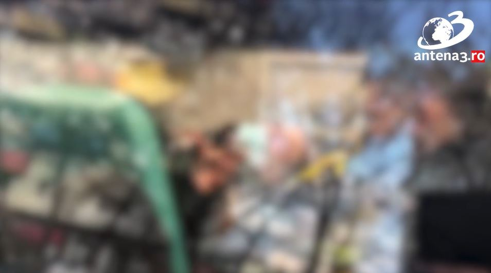Atacatoarea Mirelei Vaida, recalcitrantă și după agresiunea înfiorătoare de la “Acces Direct”. Avem primele imagini după ce a fost imobilizată și urcată în ambulanță