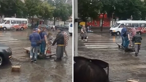 Ce idee genială de afaceri a avut un bucureștean. Trece oamenii strada inundată cu roaba. Câți lei cere pe drum
