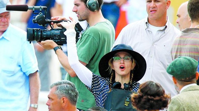 Atentie, regizeaza Madonna!