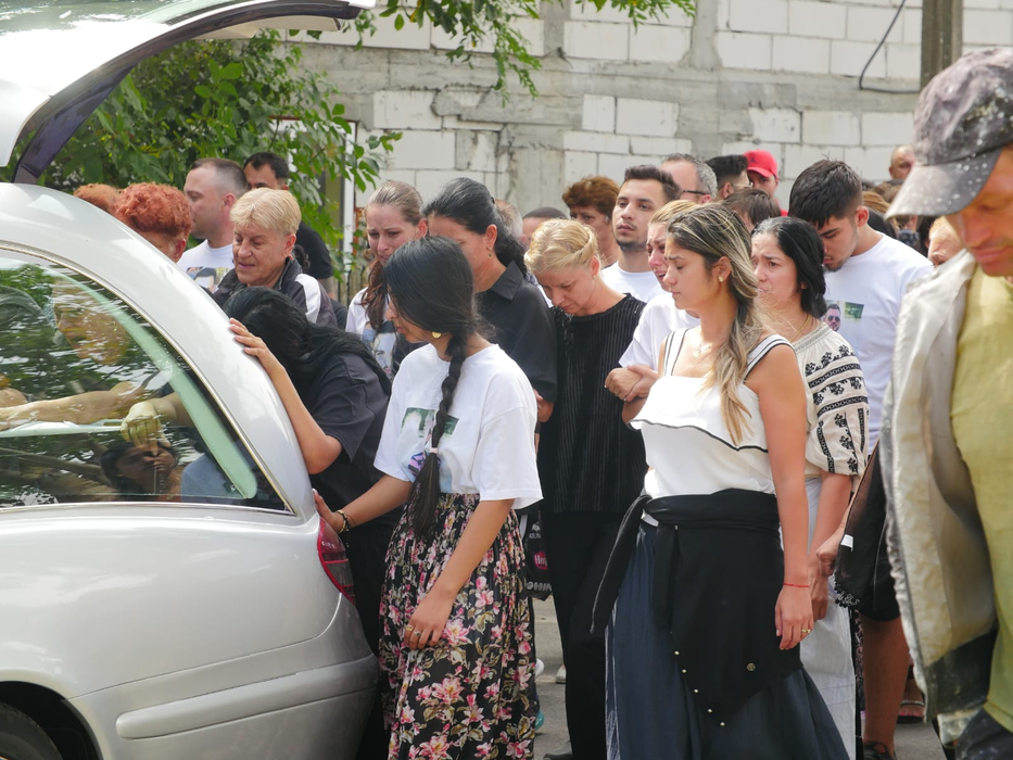 Mama lui Dany Vicol, transfigurată de durere! Ce striga lângă sicriul fiului ei. IMAGINI EXCLUSIVE