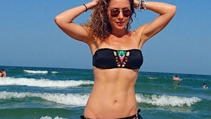 Apariţie RĂVĂŞITOARE! CARMEN BRUMĂ, aproape goală pe o reţea de socializare 