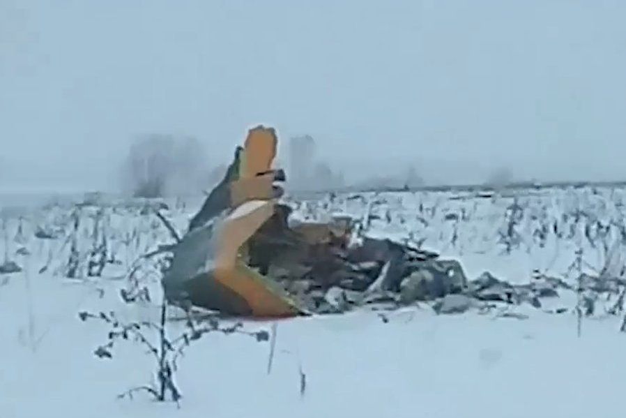 Primele imagini cu avionul prăbuşit în apropiere de Moscova. Din nefericire, nu sunt supravieţuitori