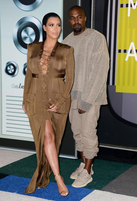 Kim Kardashian și-a surprins soțul în timp ce o sorbea din priviri pe Rihanna! VIDEO